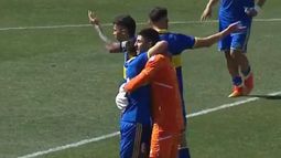 Leandro Brey se abraza luego del triunfo de Boca