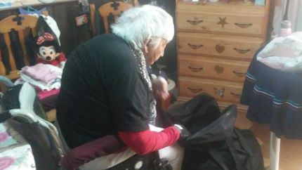 Álida en acción: ya prepara la ropa para ser destinada a muchas familias.