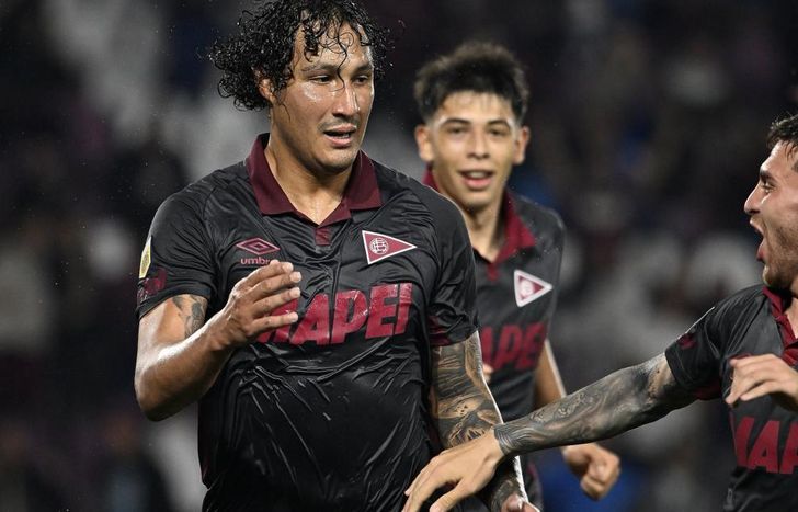 Canale, una de las figuras de Lanús, celebra su gol ante Platense.