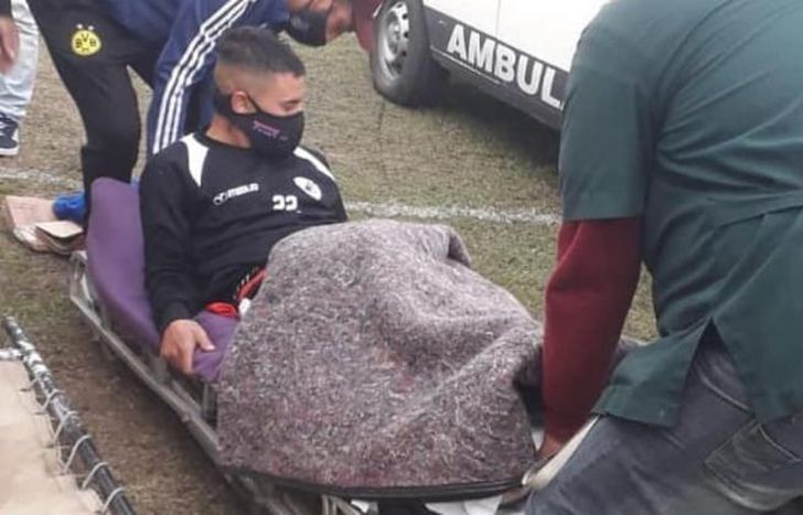 Alfonzo fue retirado en ambulancia y deberá ser operado.