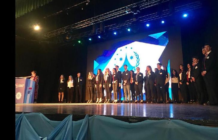 la apertura se llevó a cabo en el teatro del municipio con un plenario y la presentación de números artísticos.