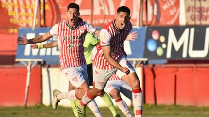 López, autor de dos goles, celebra su tanto de penal. López, autor de dos goles, celebra su tanto de penal.