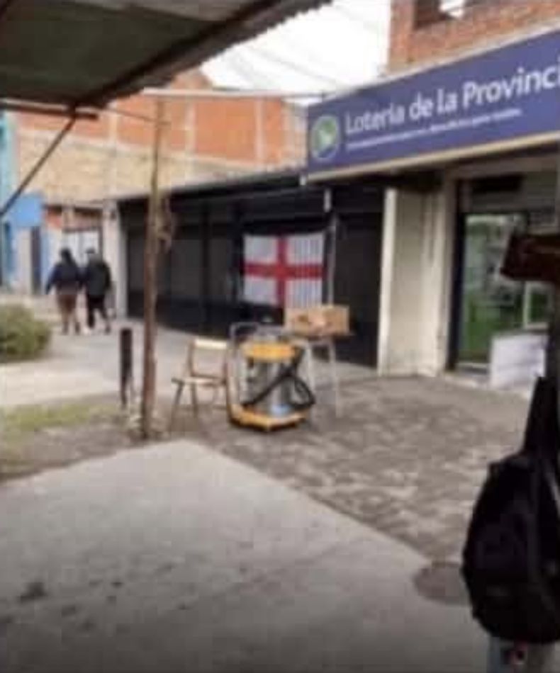 La foto de la bandera inglesa en Fiorito fue creada con inteligencia artificial.