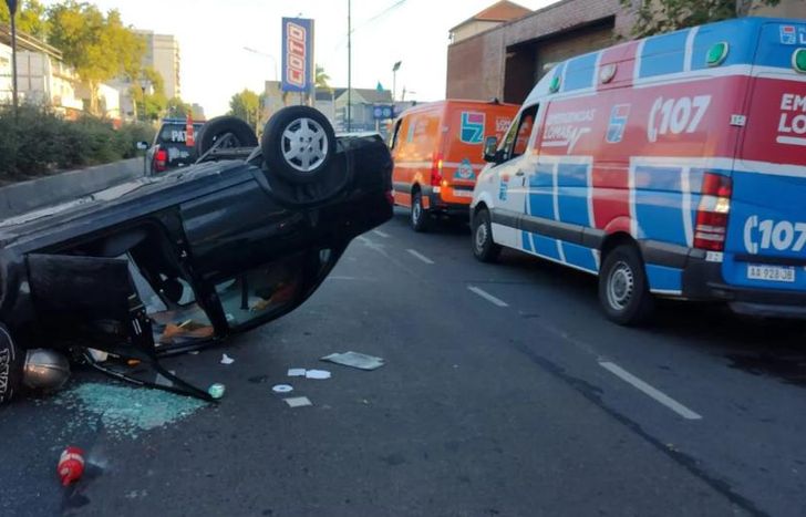Choque y vuelco sobre la avenida Hipólito Yrigoyen.