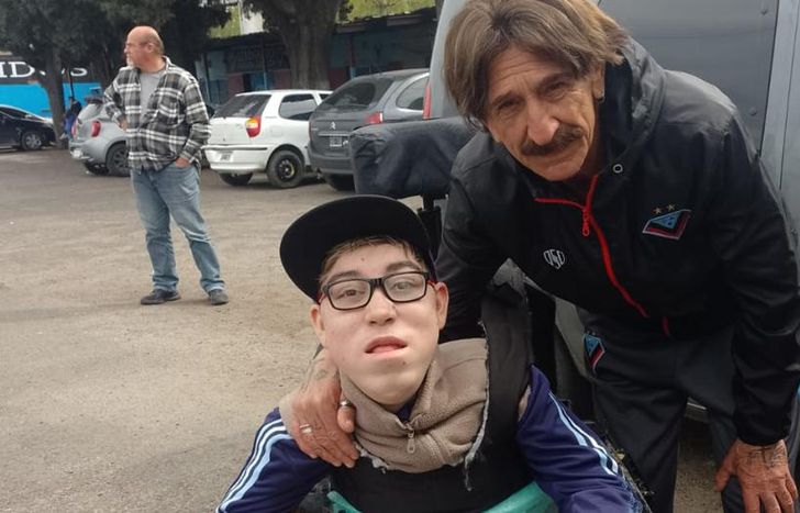 Favio es un fanático del fútbol. Se pudo sacar una foto con Pablo Vico, técnico de Brown de Adrogué.