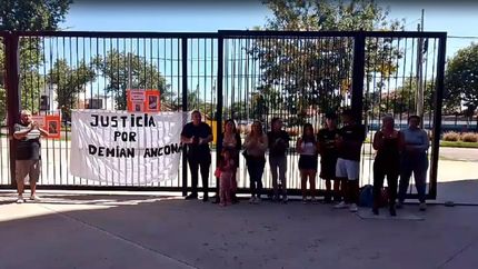 Los familiares de Demian en la puerta de Tribunales.