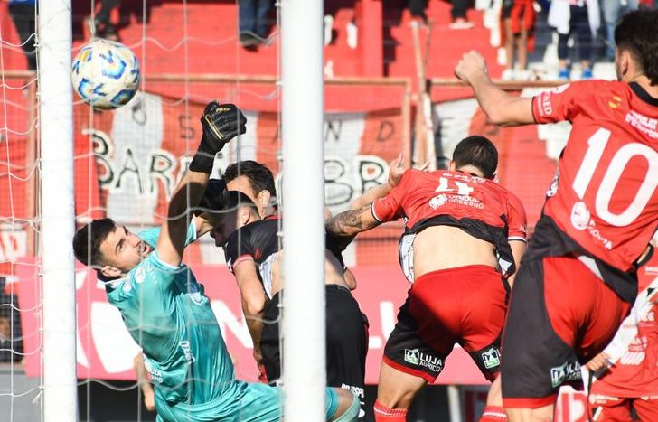 Cabezazo goleador de Marco.