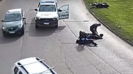 El momento de la detención, en la rotonda de Llavallol.