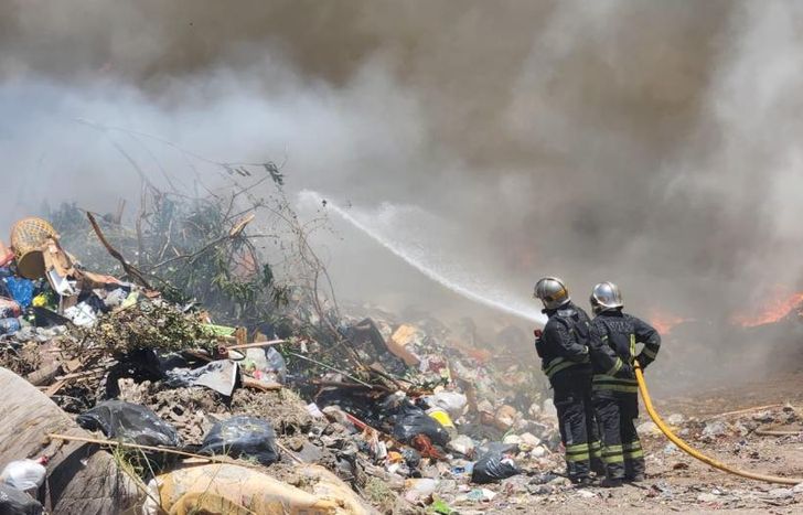 Arduo trabajo de los Bomberos de Lomas en el lugar.