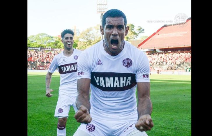 Sand celebró el gol 122 en su carrera con la camiseta de Lanús.