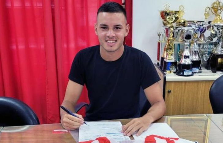 Matías Bolaña firmó su primer contrato.