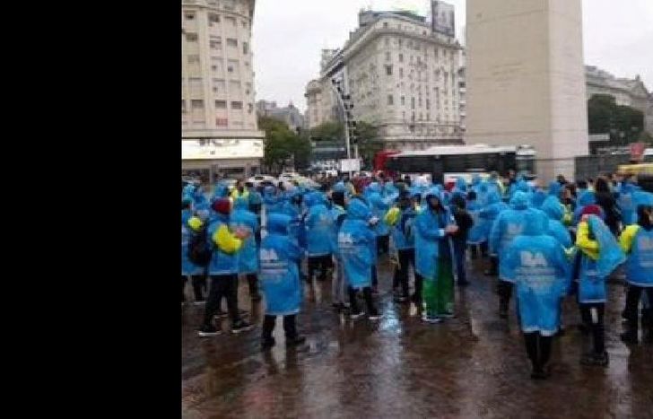la manifestación se realiza bajo la lluvia en el obelisco.