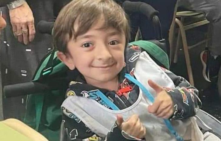 Feliz con su nueva silla a medida.