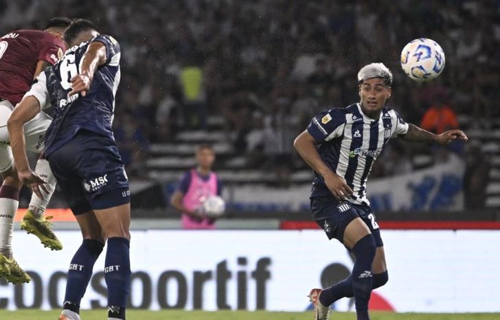 Cabezazo al gol de Bou.