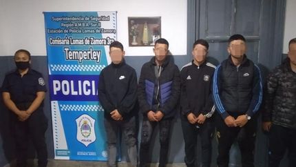 banfield: detienen a cinco personas por una entradera