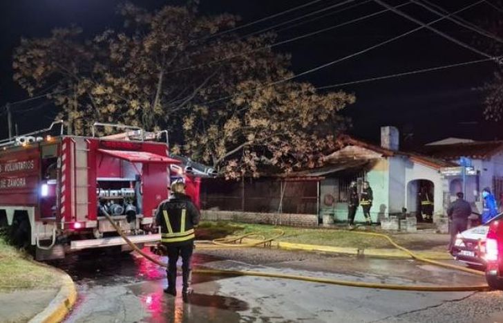 Tres dotaciones de bomberos debieron socorrer.