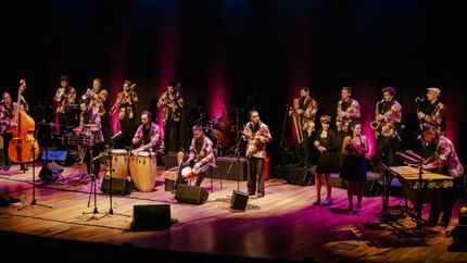 La orquesta en vivo.