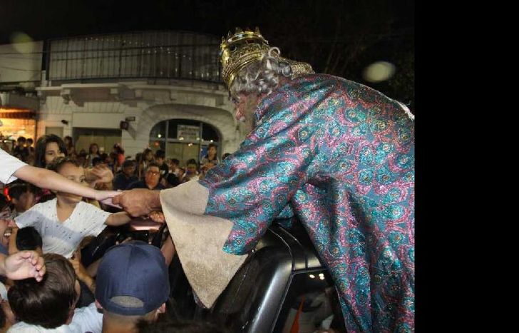 los chicos entregaron sus cartas y saludaron a los reyes.