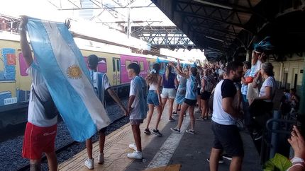 Vecinos de Banfield esperando el tren para ir al Obelisco. Vecinos de Banfield esperando el tren para ir al Obelisco.