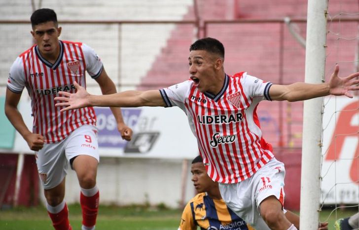 Diego Barros festeja el empate.