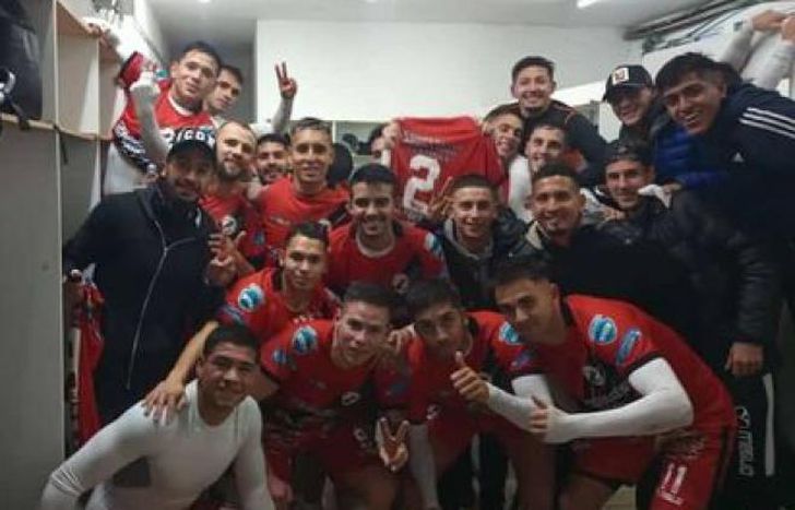 Los jugadores del Tambero festejan el clásico en el vestuario.