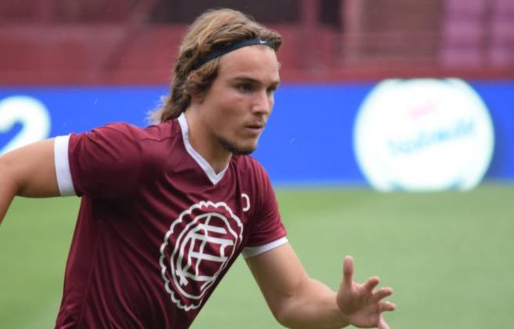 Por una molestia, De la Vega no se tomó el avión.