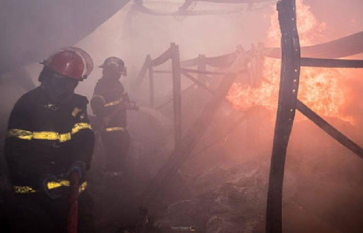 El incendio se habría producido como consecuencia de una vela encendida, ya que por esas horas el servicio de energía eléctrica estaba interrumpido en el inmueble.
