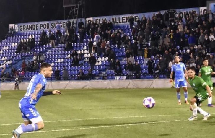 Paz se prepara para impactar la pelota al fondo del arco.