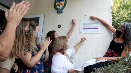 Colocaron una placa en la entrada del Espacio.