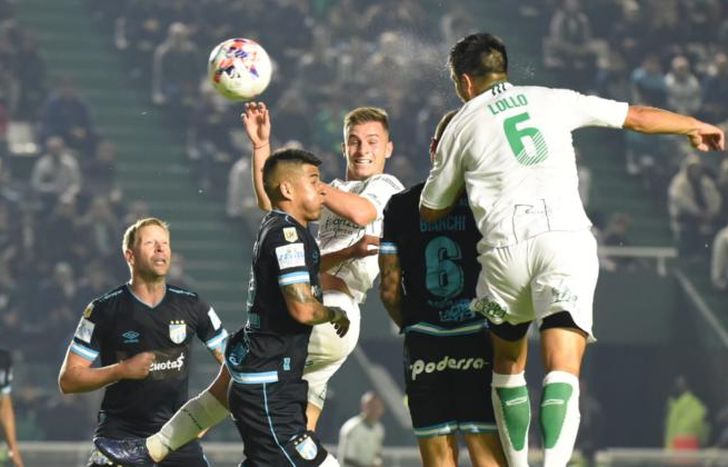 En las alturas, Lollo alcanza a meter el cabezazo.