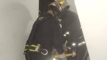 Los Bomberos de Lomas rescataron a una mujer. Los Bomberos de Lomas rescataron a una mujer.