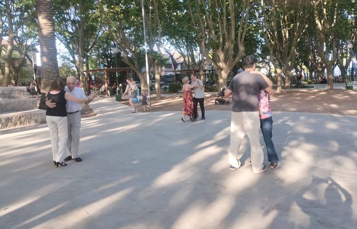 La Plaza San Martín de Turdera, escenario ideal para disfrutar del tango y otros géneros argentinos.