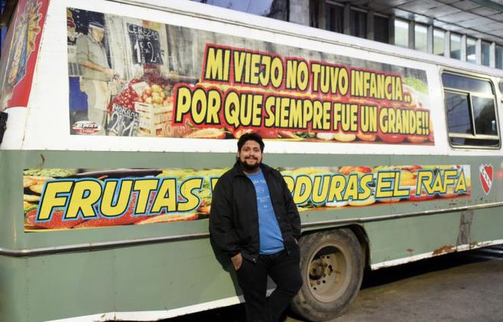 El colectivo, que sirve para ir a comprar frutas y verduras, pero también rememora los inicios.