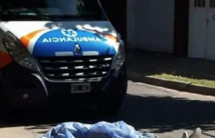 lo tiraron desde un auto con un tiro en el pecho.