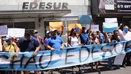 Cansado de los cortes y las fallas en el servicio eléctrico.