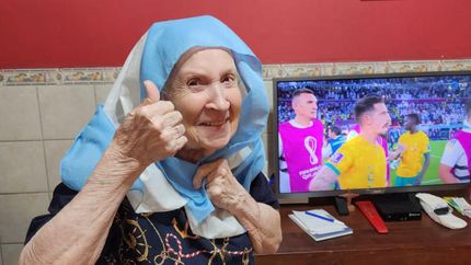 Edith, a sus 91 años, le hace el aguante a la Selección. Desea el campeonato como todos.