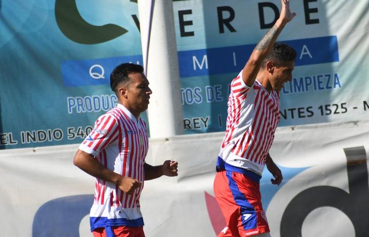 Maidana festeja su obra de tiro libre.