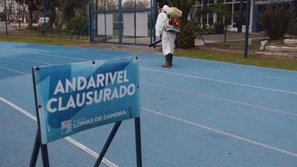 En espacios públicos, siguen las tareas de desinfección.