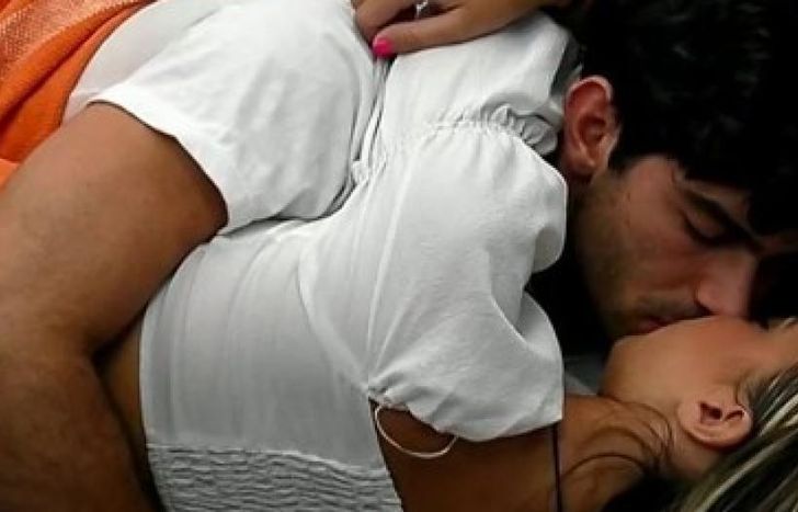 Nico y Flor, a los besos.