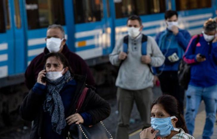 La gente, esperando el tren en Plaza Constitución.