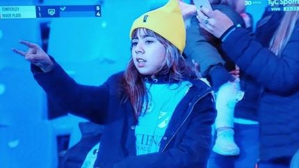 La hincha de Temperley hizo todo lo que estaba a su alcance para ayudar a su equipo.