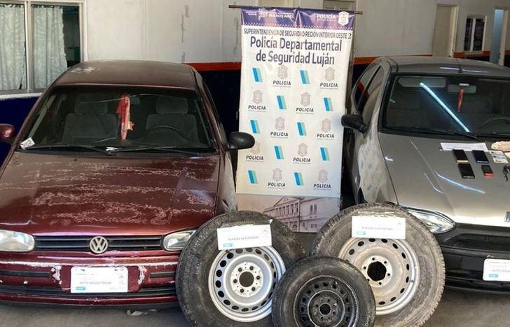 Los autos de los delincuentes y tres ruedas robadas.