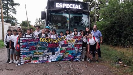 Los alumnos llegaron a la fiesta de egresados en un colectivo.