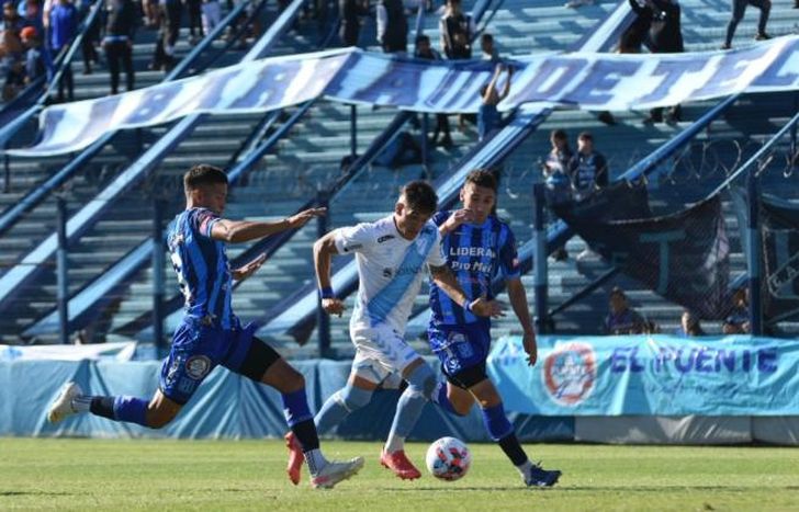 Callejo se filtra entre dos defensores locales.