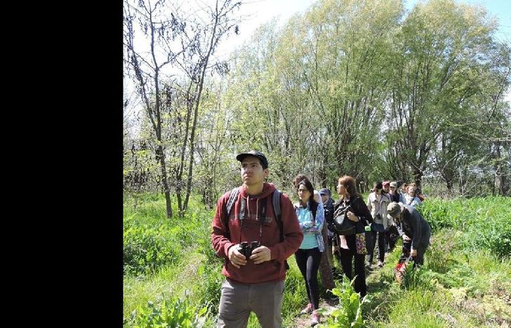 los fanáticos de las aves aprovechan el espacio para hacer avistajes de los animales en libertad.