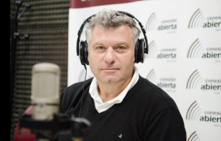 El locutor es conductor de la velada.