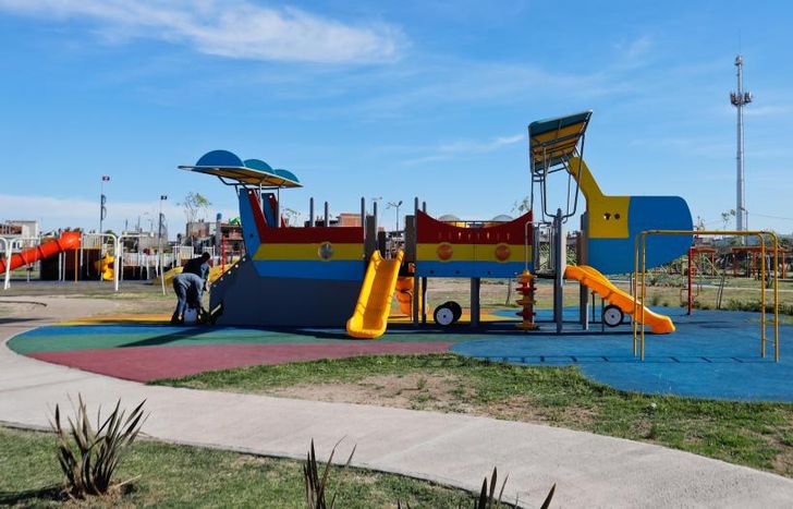 El Parque Diego Armando Maradona tiene múltiples juegos infantiles.