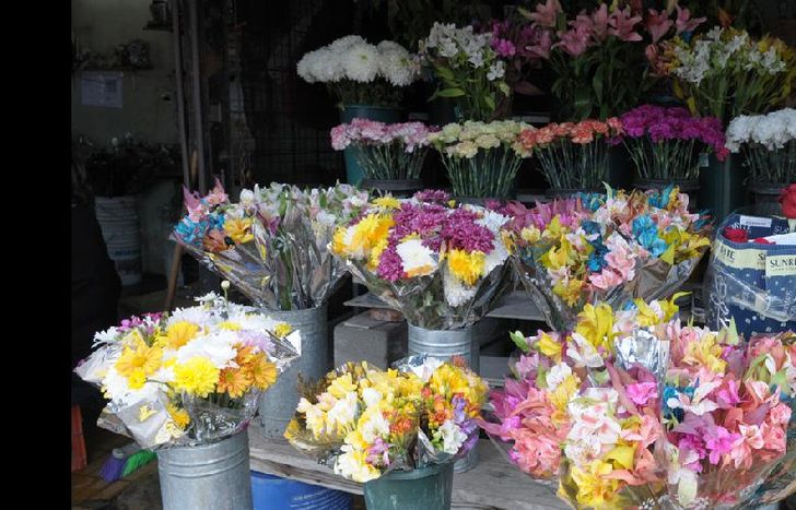 los puestos, llenos de colores, con ramos desde $30 ó $50.