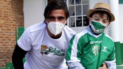 Se venderán remeras para colaborar con el tratamiento del menor.