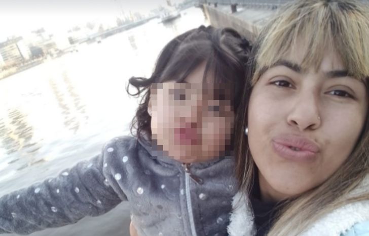 Malena Soto junto a su pequeña hija.